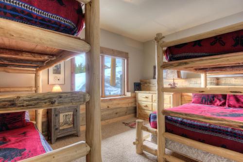 大天山村Lone View Lodge的一间卧室设有两张双层床和一个壁炉