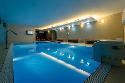 日利纳中央公园酒店的一座蓝色灯光的大型游泳池
