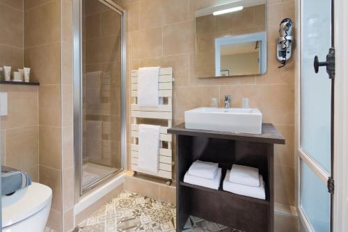 瓦鲁圣日耳曼酒店的一间浴室