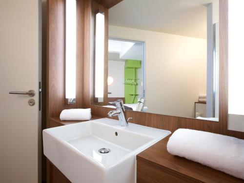 艾克斯莱班钟楼埃克斯勒班酒店的浴室设有白色水槽和镜子