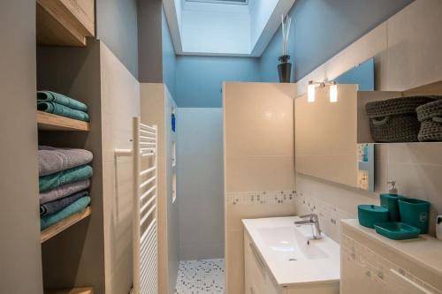 鲁瓦扬Studio Royan的一间带水槽和镜子的浴室