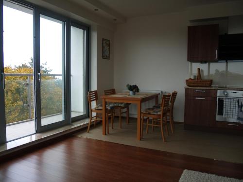 米兹多洛杰Wechta with Sea and Sun Set View plus Sauna Gratis的厨房配有桌椅和窗户。