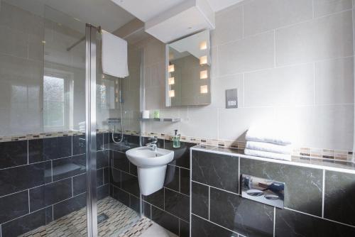 南海灵新镇别墅酒店的一间带水槽和卫生间的浴室