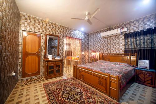 布什格尔Pushkar Cooking Art and Home Stay的一间卧室设有一张床和一间浴室。