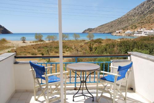卡马莱Afroditi Hotel的海景阳台上的桌椅