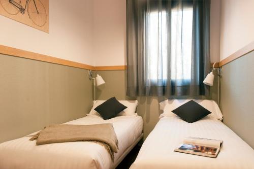 巴塞罗那MH格拉西亚公寓的小型客房 - 带2张床和窗户