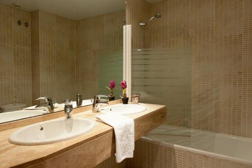 巴塞罗那MH格拉西亚公寓的浴室配有两个盥洗盆和浴缸。