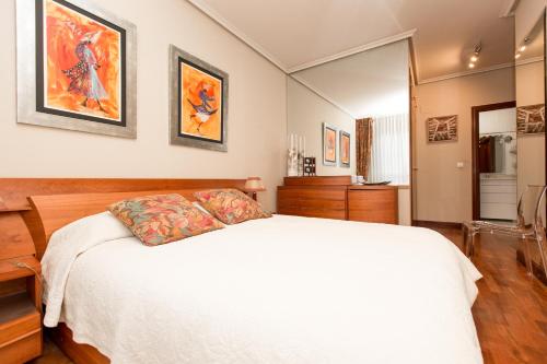 毕尔巴鄂Apartamento céntrico con vistas a la Ría! garage, ideal 2-4的卧室配有白色的床