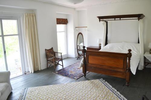 哈佛威斯特8a Spring Gardens的一间卧室配有一张床、一张沙发和窗户。