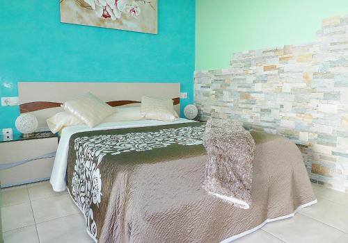 莫罗德哈布雷Luxury Apartment Balcon de Jandía的一间卧室配有一张砖墙床