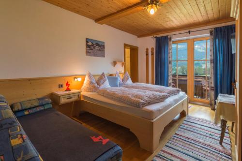 基茨比厄尔林登霍夫酒店的一间卧室配有一张床、一张沙发和一个窗口