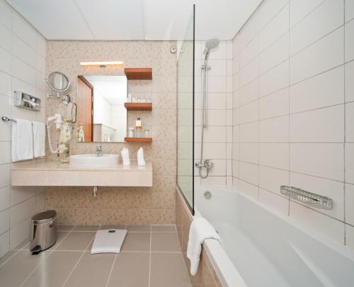 哈姆拉城市季节酒店的一间浴室