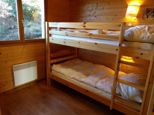 普雷芒翁Chalet Daria的小木屋设有两张双层床,配有窗户