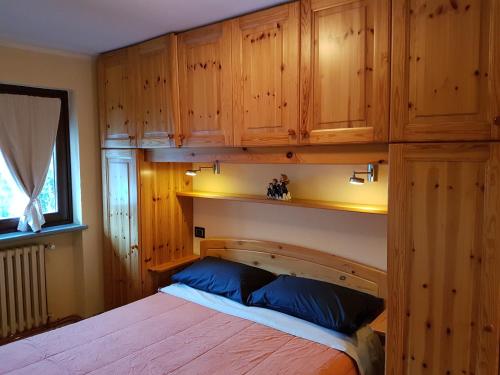 萨奥兹-杜尔克斯Niblet的一间卧室配有一张带木制橱柜的大床