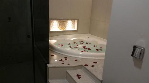 AriquemesValérius Palace Hotel的一间位于地板上的带浴缸的浴室