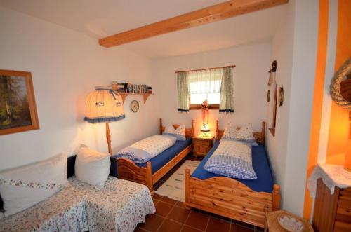 米尔施塔特Ferienwohnungen M Cichini的一间卧室配有两张单人床和一盏灯。