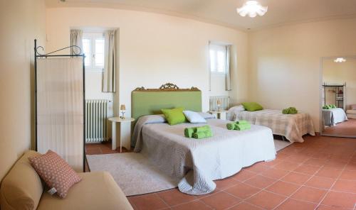 PassiranoLa Cascinetta的一间卧室配有两张带绿色枕头的床。