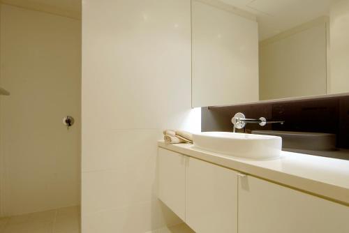 卡尔斯C-Scape water front apartment的白色的浴室设有水槽和镜子
