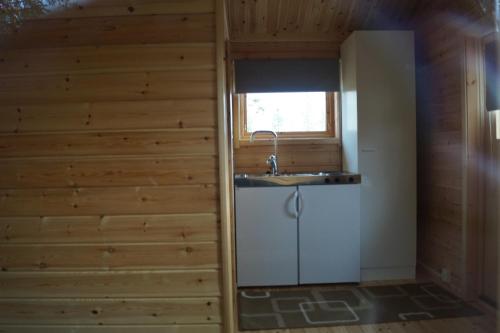 JerfojaurMyrkulla Lodge的厨房设有水槽和窗户。