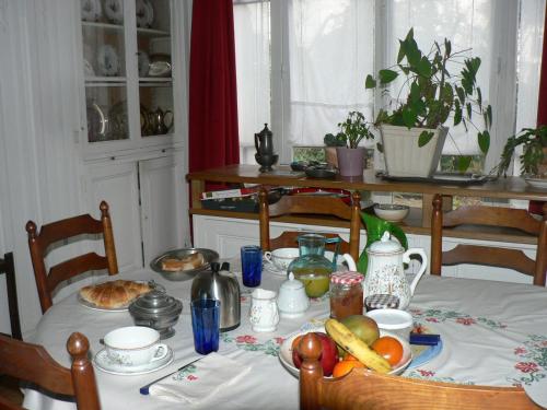 克劳德尤金妮娅住宿加早餐旅馆的餐桌,配有白色桌布和食物