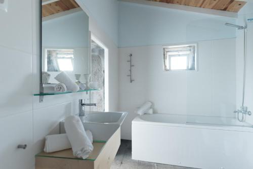 Calheta de NesquimCasa do Baleeiro的白色的浴室设有水槽和浴缸。