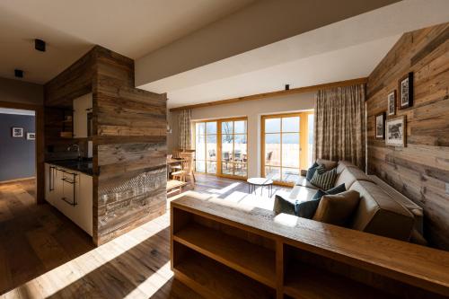 Alpbach Lodge Chalet Superior的休息区