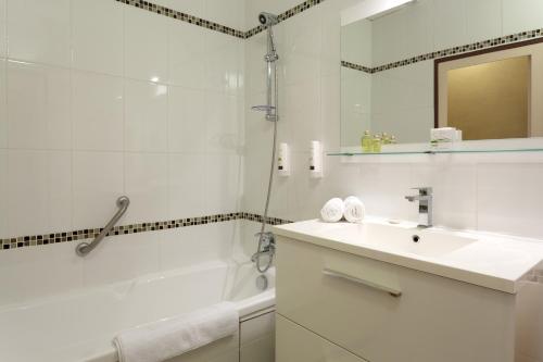 金色瓦尔酒店的一间浴室