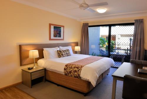 布里斯班奎斯特阿思卡特酒店的酒店客房设有一张床和一个阳台。