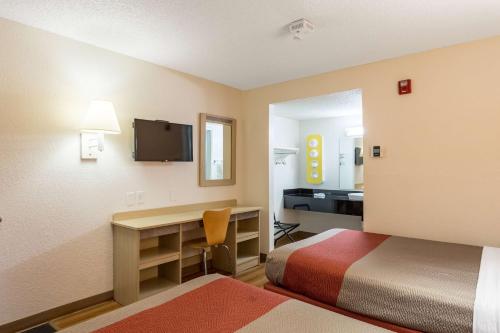 阿尔伯克基阿尔伯克基南 - 机场6号汽车旅馆的汽车旅馆客房设有两张床、一张桌子和一台电视。