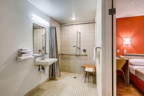 麦岭丹佛西部麦岭第6汽车旅馆 - 北的一间带水槽和淋浴的浴室