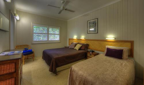 豪勋爵岛萨默塞特公寓的酒店客房设有两张床和窗户。