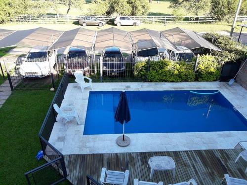 科隆卡诺阿斯公寓的一个带帐篷的庭院内的游泳池