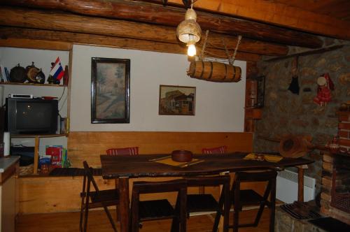 比托拉Villa Dihovo的一间带桌子和椅子的用餐室