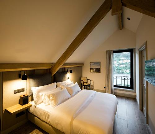 梅桑弗里乌Quinta de S.Bernardo - Winery & Farmhouse的一间卧室设有一张大床和一个大窗户