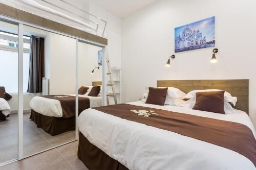 巴黎蒙马特公寓的酒店客房设有两张床和梯子