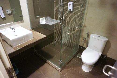 关丹科斯马商务酒店的带淋浴、卫生间和盥洗盆的浴室