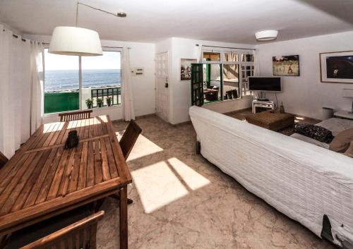 宏达海滩Villa Playa Honda的客厅配有沙发和桌子