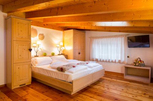 斯波尔马焦雷勒米莱梅莱生态农庄度假酒店的卧室内的一张大床,拥有木制天花板