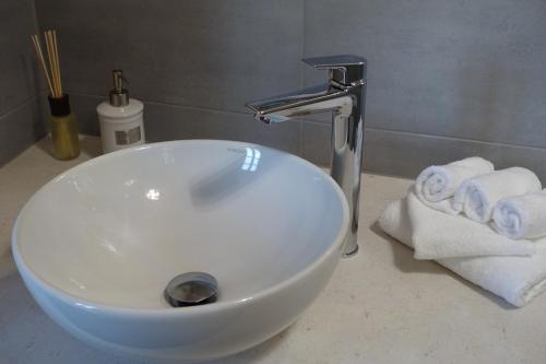 梅森Rittergut Rottewitz的白色浴室水槽,在台面上备有毛巾
