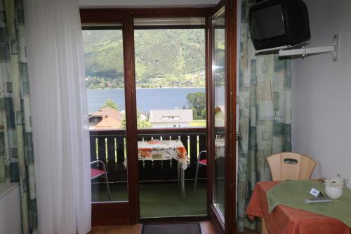 奥西阿赫Gästehaus Luise的客房设有一个享有水景的阳台。