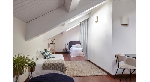马德里60 Balconies Design的客厅配有沙发和桌子