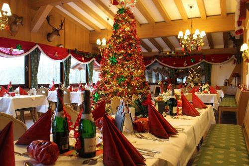 Obersteinebach海德霍夫酒店的餐厅桌子上的圣诞树