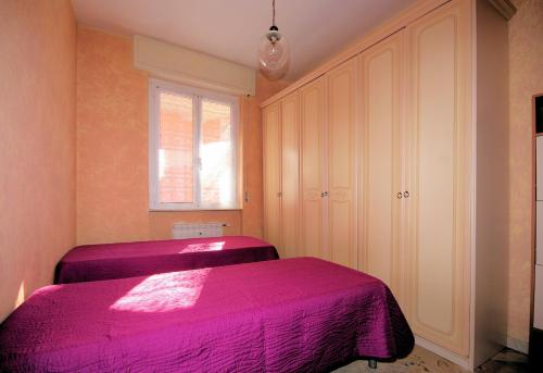博尔盖托桑托斯皮里托Aria Di Mare的一间卧室设有两张床和窗户。