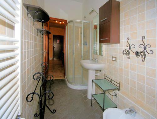 博尔盖托桑托斯皮里托Aria Di Mare的一间带水槽和玻璃淋浴的浴室