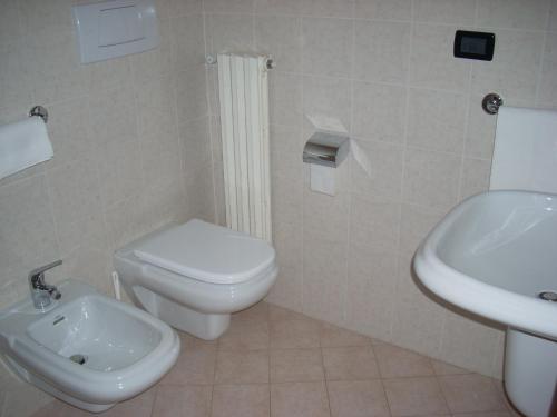 圣乔瓦尼·罗通多玛格丽特酒店的浴室配有白色卫生间和盥洗盆。