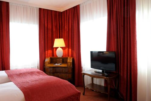 萨尔茨堡加雷兹提恩萨尔兹堡酒店的酒店客房,配有床和电视