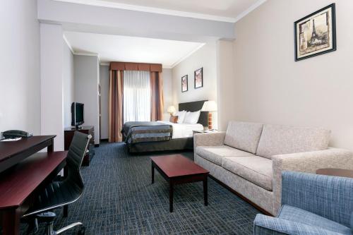 阿森斯佐治亚州雅典市温德姆集团温盖特酒店的酒店客房设有一张沙发和一张床