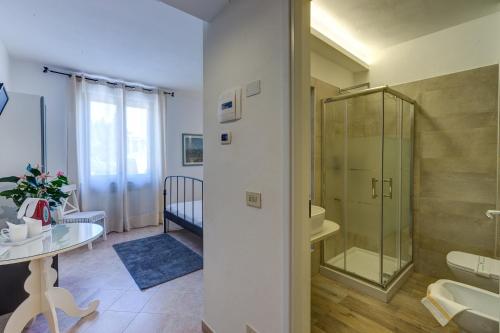 加维艾尔伯格艾尔城堡酒店的一间带玻璃淋浴和桌子的浴室