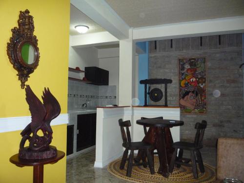 莱蒂西亚ApartaHotel Tierras Amazonicas的一间带桌椅和镜子的用餐室