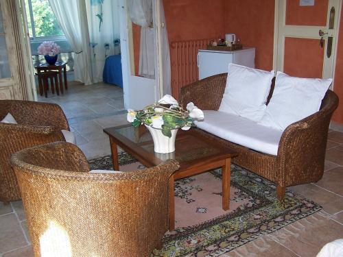 尼斯卡斯特魅惑酒店的客厅配有沙发和桌椅